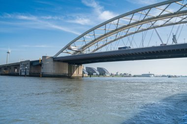 Van Brienenoordbrug, Rotterdam 'ın doğu yakasından New Meuse Nehri' ni geçen kemerli köprü..