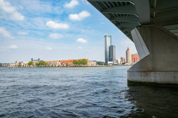 从Erasmus桥下横跨新默兹河到荷兰鹿特丹商业区大楼的景观 — 图库照片