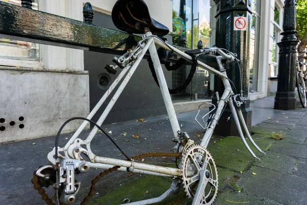 Alter Fahrradrahmen Mit Rädern Gestohlen Verlassen Der Straße Von Rotterdam — Stockfoto