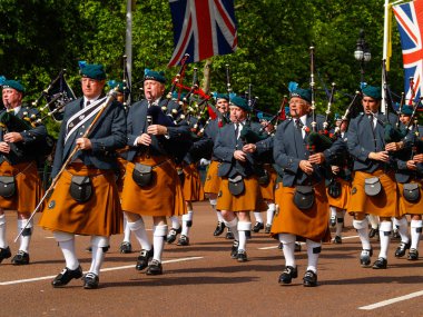 Bagpipers resmi geçit Mall, Londra.