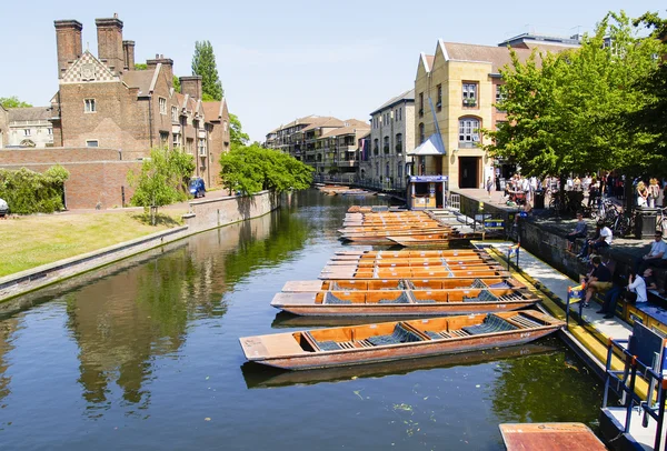Nehir ve Cambridge nehir demirli deniz araçları.
