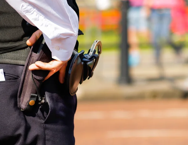 Hand, holster en manchetknopen. — Stockfoto