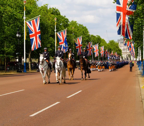 London, UK, parade lead by uniformed horsemen along the Mall between the Union Jack flags. — Stock Photo, Image