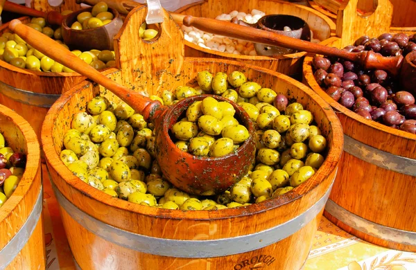 Lufa z zielonych oliwek w rynku. — Zdjęcie stockowe
