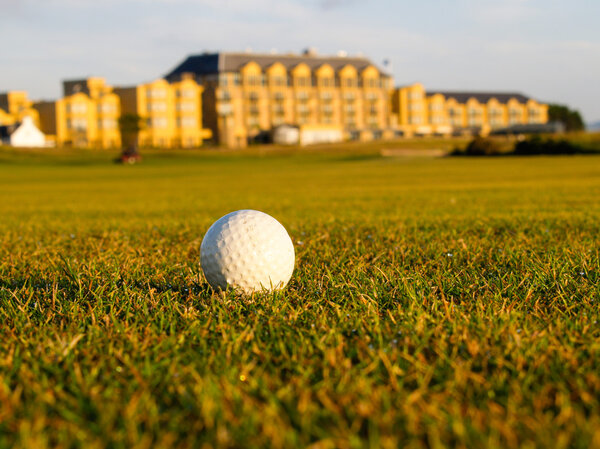 Мяч для гольфа, лежащий на фарватере, Сент-Эндрюс, Шотландия
.