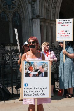 Protestocular Kraliyet mahkemeler adalet, Strand, Londra İngiltere dışında.