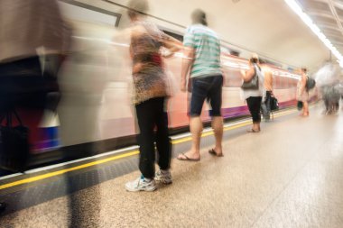 Tren ve platform üzerinde hareket yolcunun bulanık görüntü