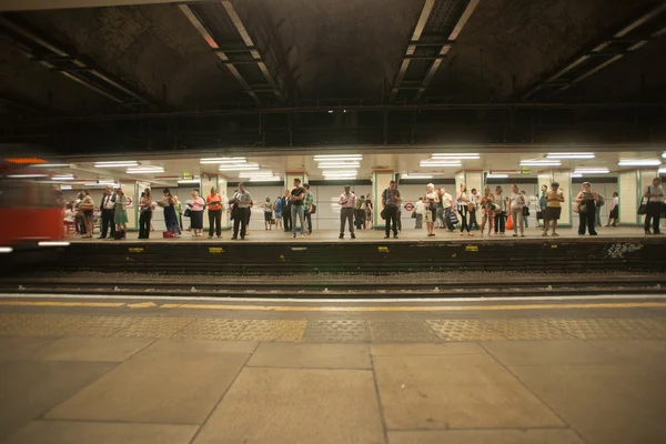 Pessoas à espera no tubo . — Fotografia de Stock