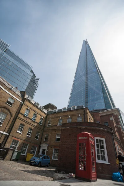 Londres Shard edificio torres hacia el cielo — Foto de Stock