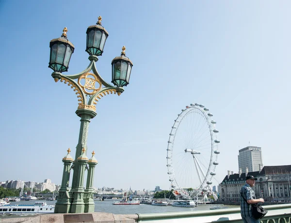 Lampada tradizionale sul ponte di Westminster, Londra . — Foto Stock