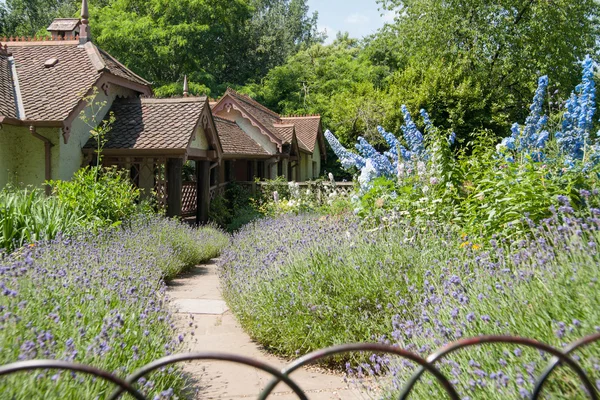 Cottage in typical English country garden — Stock Photo, Image