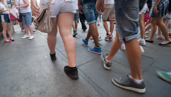 Gente per strada . — Foto Stock