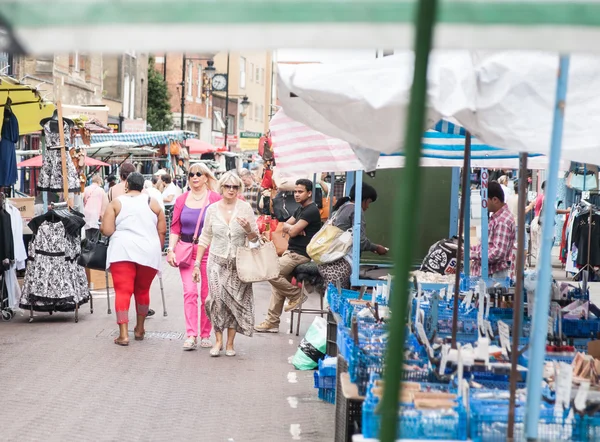 Gente en Roman Road, East London el día del Mercado . —  Fotos de Stock