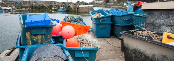 Filets de pêche dans des paniers sur le quai de Mevigissey — Photo