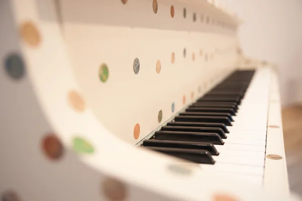 Retro piano keyboard, close up. — Stock Photo, Image