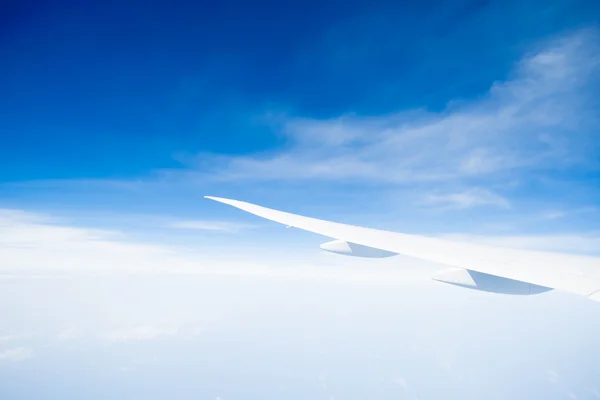30,000 feet up plane wing above clouds. — Stock Photo, Image