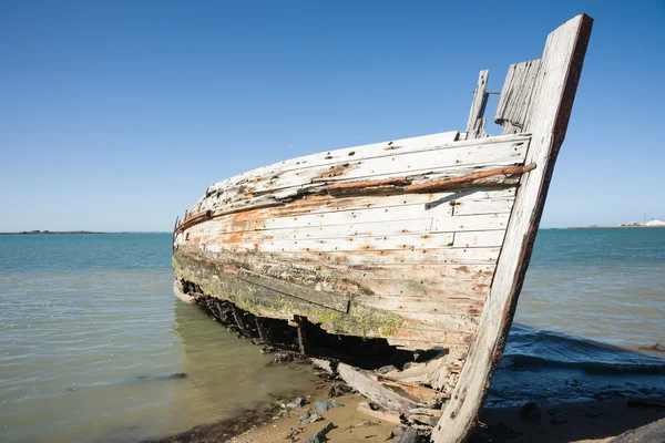 Barco de ostra abandonado na praia — Fotografia de Stock