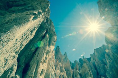 Omarama kil kayalıklarla. sunflare ile işlenmiş çapraz.