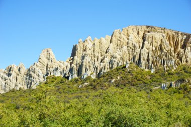 Omarama kil kayalıklarla.