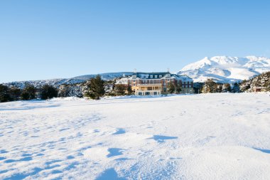 Chateau Tongariro, Yeni Zelanda, klasik Neo Georgian tarzı dağ tatil mesafe.