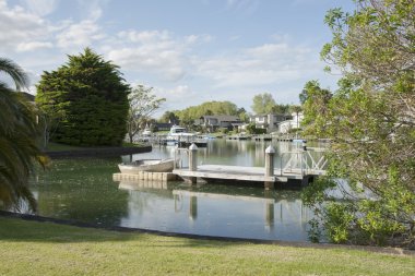 Su yolları konut banliyösü.