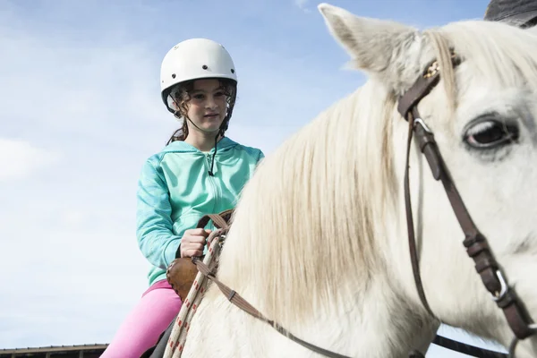 Cavalo equitação close-up . — Fotografia de Stock