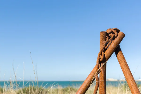 Permanent roestig ijzer pijp en ketting. — Stockfoto