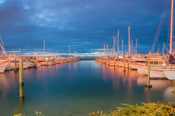 Marina por la noche, Tauranga Nueva Zelanda . — Foto de Stock