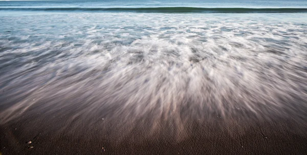 Okyanus plaj su hareketi.
