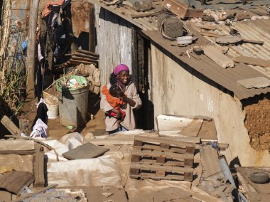 Çocuk getto yaşam alanı içinde kadınlarla.
