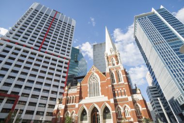 Albert Sokağı Kilisesi modern binalarla çevrili.