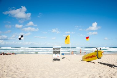 Noosa Beach, cankurtaran istasyonu.
