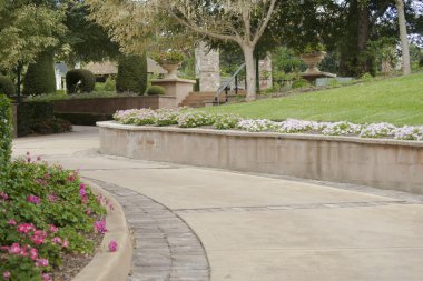 Bahçe yolundaki süpürme