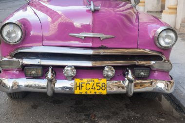 Havana Caddesi'nde, Küba pembe Chevrolet araba park.