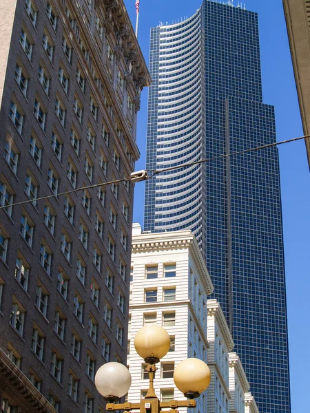 Edifícios de arranha-céus na cidade moderna — Fotografia de Stock