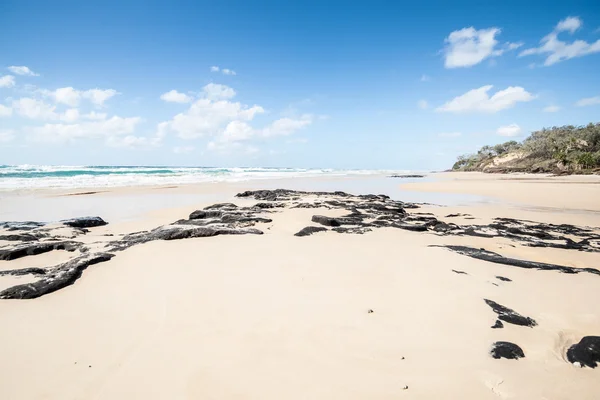 여름 하루 퀸즐랜드 호주 프레이저 아일랜드에 아름 다운 모래 바다 해변. — 스톡 사진