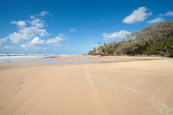 Schöner Sandstrand am Meer auf Fraser Island — Stockfoto