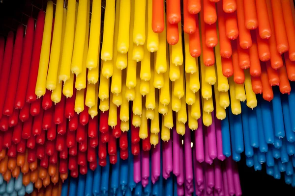 Velas multicolores colgando en fábrica de velas . — Foto de Stock