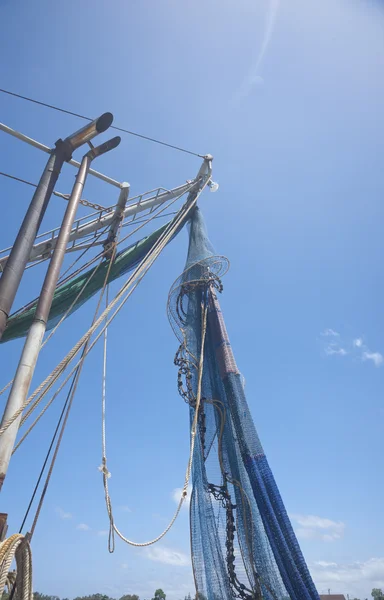 Redes de pesca secado colgando del mástil del barco —  Fotos de Stock