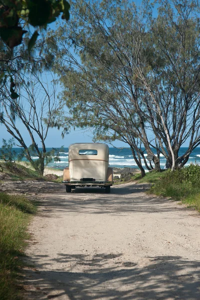 Voiture vintage garée au bout du chemin près de la plage — Photo