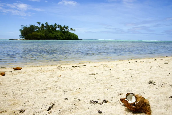 Cook Islands beach and off shore island — Stockfoto