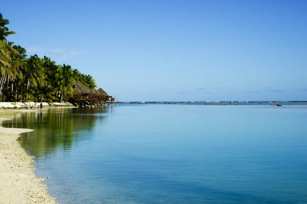 Blauw van de hemel meetst water op horizon — Stockfoto