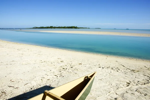 Tropische lagune met de boeg van de boot op strand en outlook over water en een ander eiland. — Stockfoto