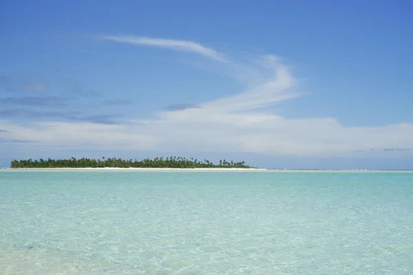 Low tropical small island on horizon — Stock Photo, Image