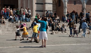 Turistler ve grupları dış ünlü İtalyan Kilisesi çevresinde koşuşturmaca