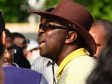 Kahverengi deri şapka Soapbox Hyde Park'ta hoparlör.