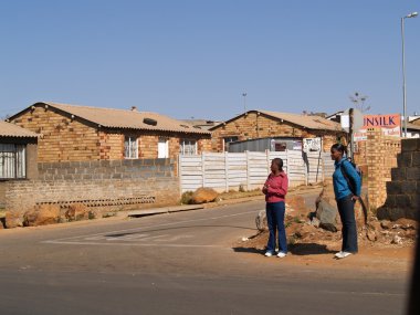 İki siyah Afrikalı kadınlar bir sokakta Soweto, Güney Afrika.