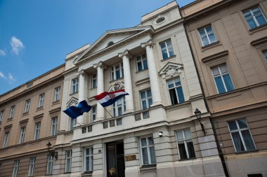 Hırvat ve Avrupa Birliği bayrakları yukarıda giriş Parlamento Binası Zagreb Hırvatistan