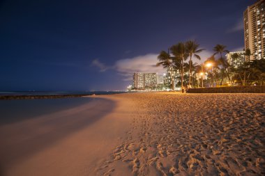 Waikiki beach gece.