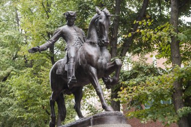 bronz heykel paul revere sırtında.